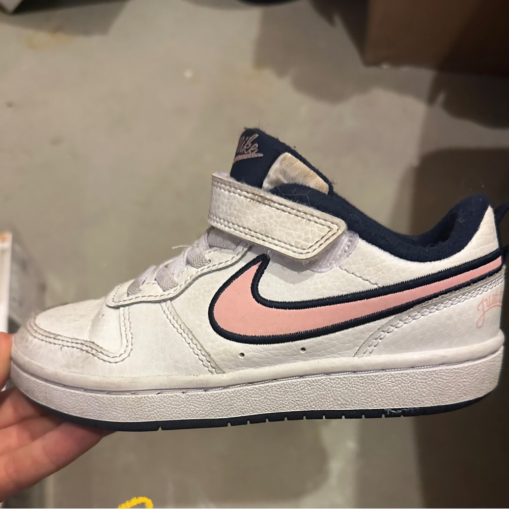 Nike court borough girls size 12c excellent shape